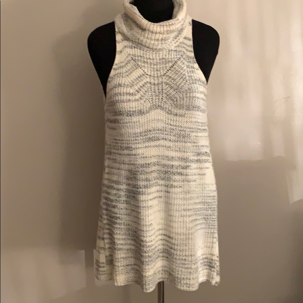 Sleeveless/backless Sweater